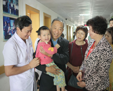 Indonesian Chinese donates money to treat orphans with cerebral palsy