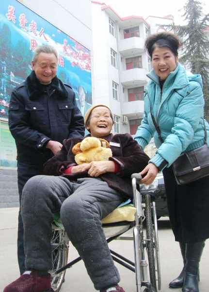 Quju Art Association offers free performances to nursing home