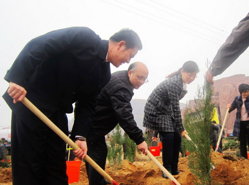 Cadres together with local employees grew trees before China Arbor Day in Ruzhou