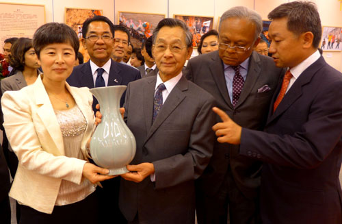 Thailand's former prime minister Chuan Leekpai receives Ru porcelain