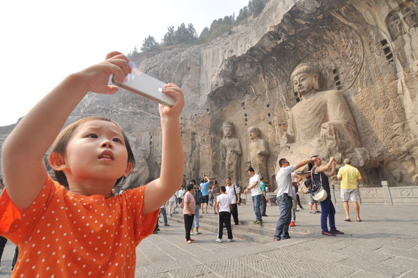 China lowers ticket prices at scenic spots