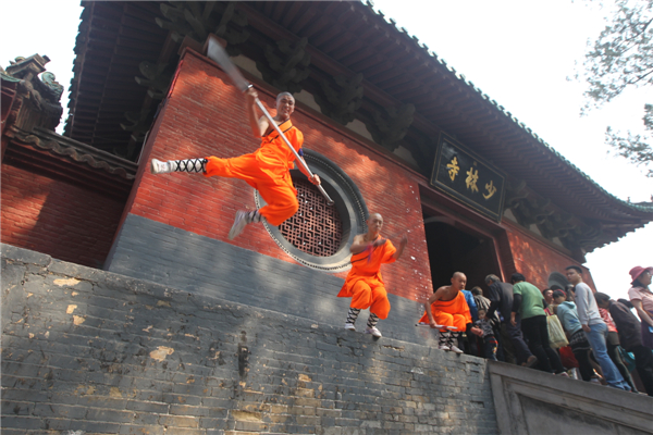 Kung fu dazzles Shaolin Temple